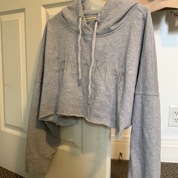 Calvin Klein grey cropped sweater size XXL but fits like a large/medium - Picture 3 of 4